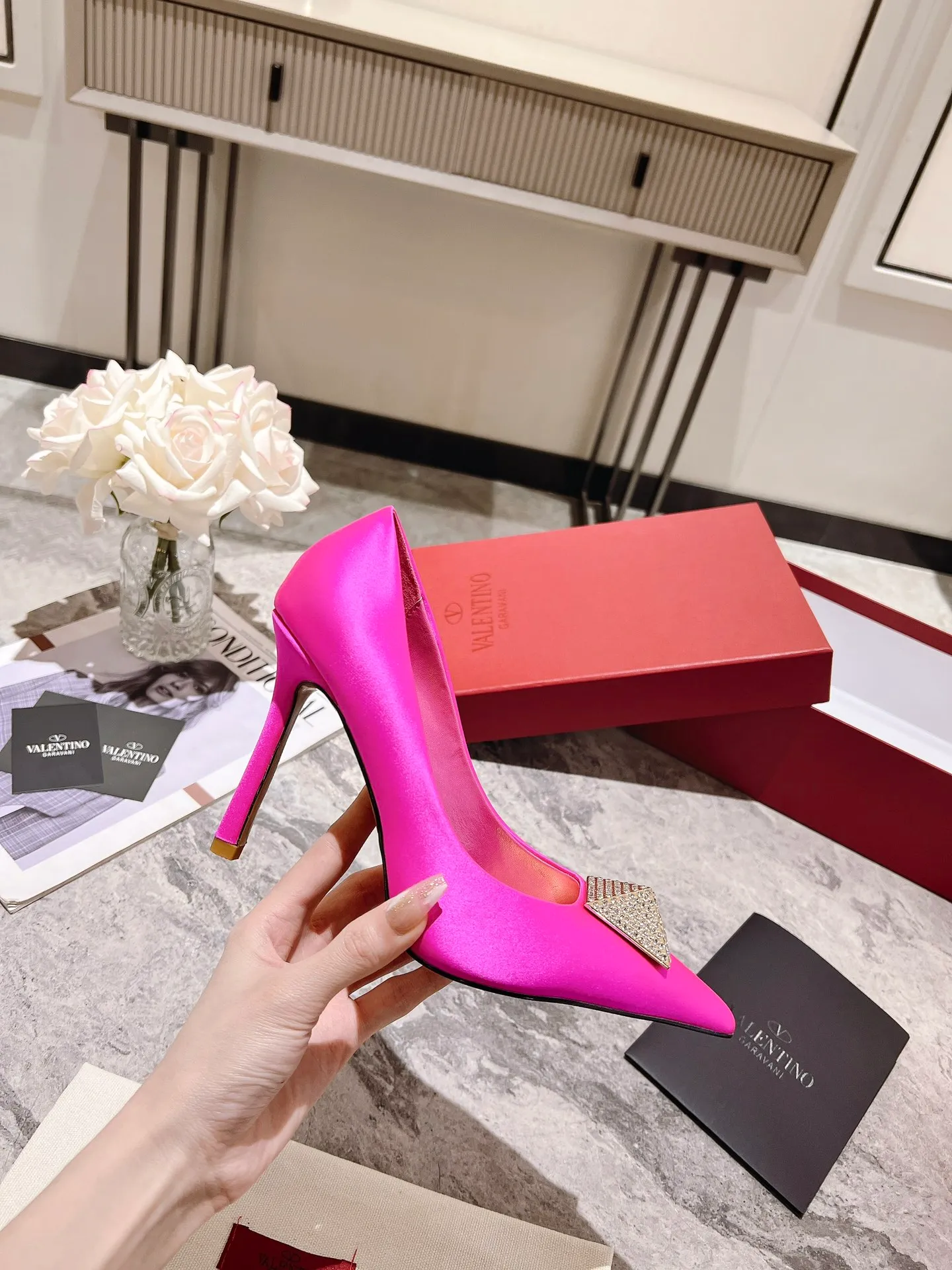 👟👟Ex-factory price 440👟👟 Genuine leather sole +40 Top version 𝑉𝐴𝐿𝐸𝑁𝑇𝐼𝑁𝑂 Valentino spring and summer new women's shoes 7⃣️ colors The unique [pyramid] large rivet hardware [hand-set with diamonds] brings out a full sense of high-end, and the new season will live up to expectations! Worth buying ★Imported silk is absolutely high-grade ❥Original method, absolutely sensual ❥Elegant style, creating a different feeling, simple and elegant style!  Code number: 35-41 (34-42 customized) Fabric: Imported high-gloss silk fabric Lining: Sheepskin lining Heel height: 10cm Leather outsole Rubber outsole